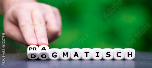 Tableau sur toile Ein Bild, das den Wandel vom dogmatischen zum pragmatischen Denken darstellt, symbolisiert durch Würfel