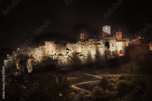 Konstfotografi Panoramica della rupe di Vitorchiano illuminata