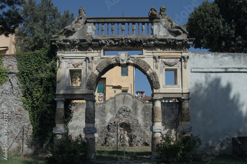 Antigua fuente de Villa Bottini en Lucca con columnas romanas - Luca, Italia
