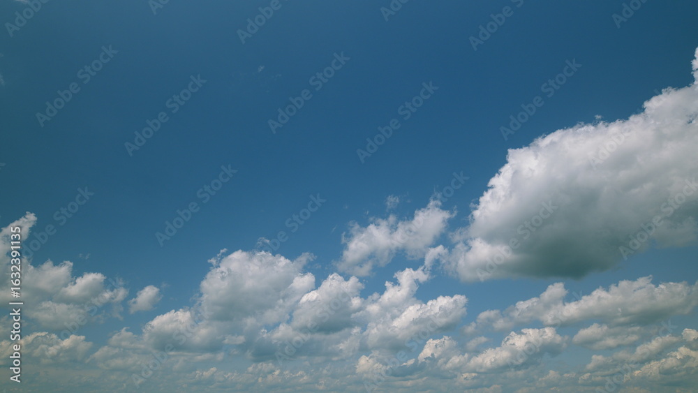 Obraz premium Time lapse. A serene sky with fluffy clouds creates a perfect atmosphere for nature and travel projects