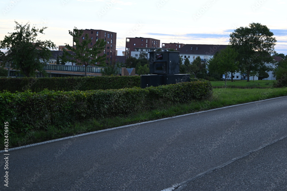 Fototapeta premium Moderne Verkehrskamera zur Geschwindigkeitsüberwachung an einer Landstraße