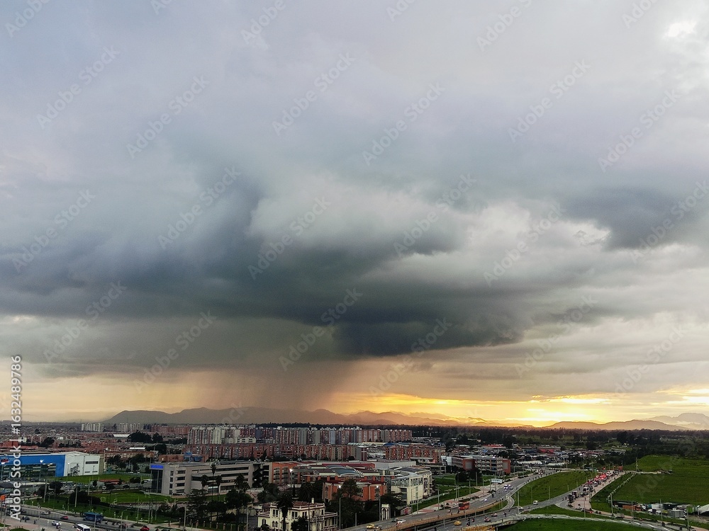 Obraz premium BETWEEN CLOUDS 