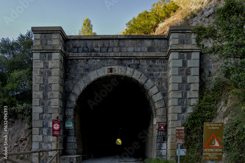 Túnel ferroviario histórico en la Vía Verde de la Sierra, Coripe, España
