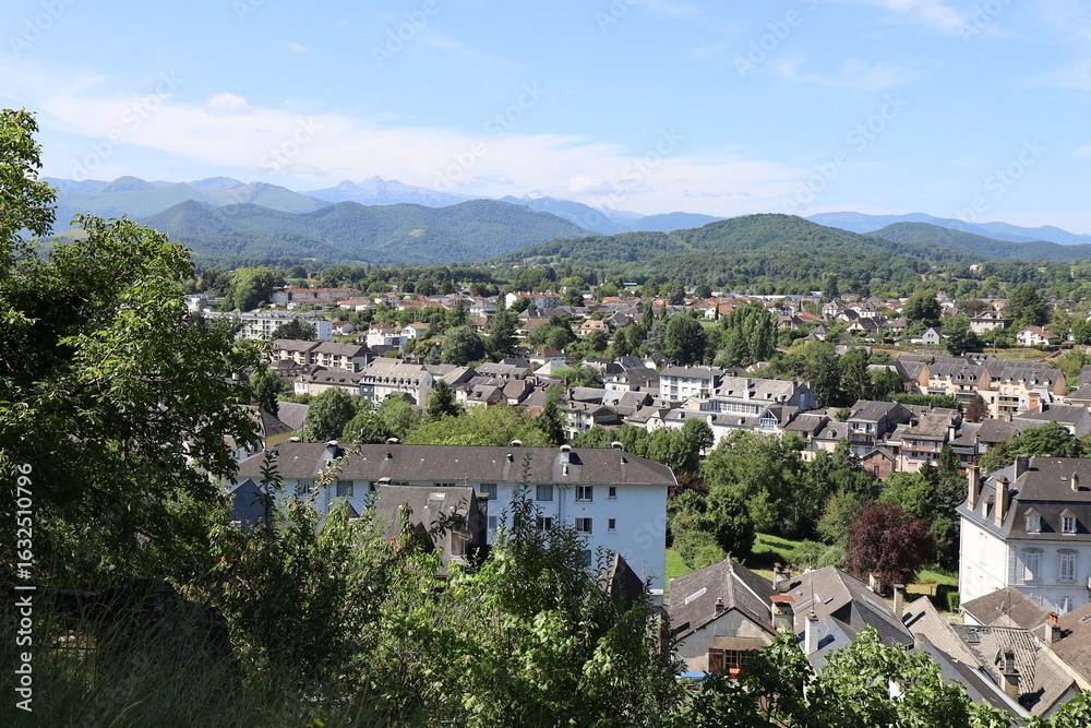 Fototapeta premium Vue d'ensemble de la ville, ville d'Oloron Sainte Marie, département des Pyrénées Atlantiques, France