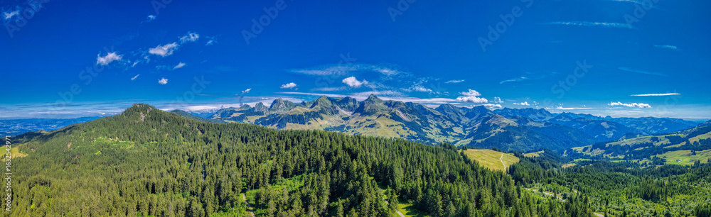 Obraz premium Blick ins Gantrischgebiet, Gurnigel, Kanton Bern, Schweiz, Luftaufnahme, August 2025