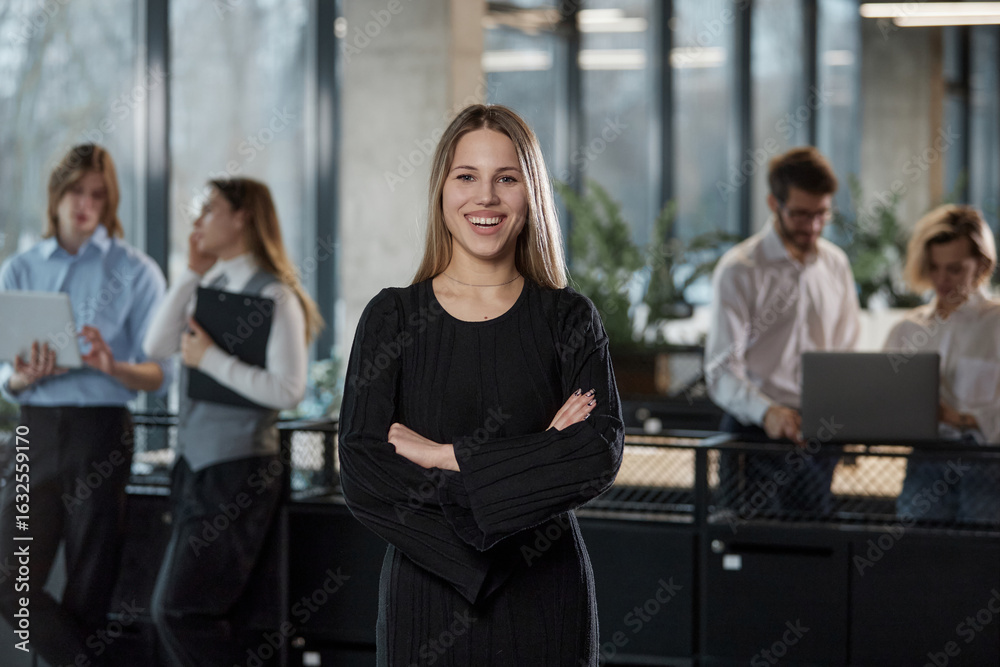 Obraz premium A woman stands in front of a group of people in a business setting