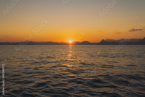 Nascer do sol no mar