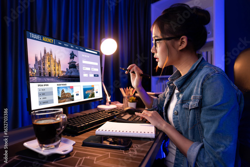 Online travel agency website for brisk search and travel planning offers deal and package for flight , hotel and tour booking