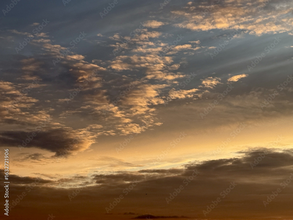 Obraz premium Clouds sky cloudscape weather cloudy heaven Cloud summer sunlight horizon day white atmosphere beauty light freedom environment dawn Himmel Sonnenuntergang Wolken Sonne Sommer bewölkt Gewitter