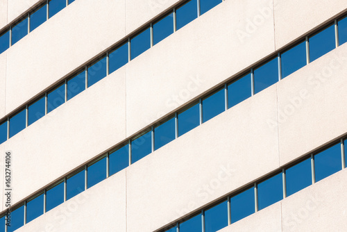 Foto Close up image of office building with tinted windows.