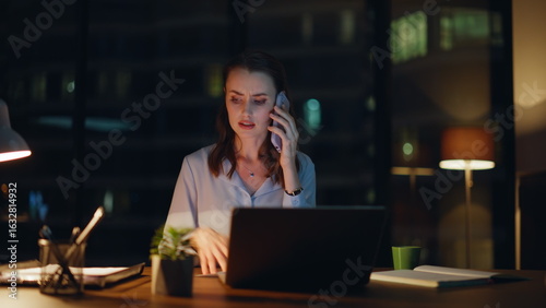 Cuadro en lienzo Worried ceo quarrelling smartphone sitting night office closeup
