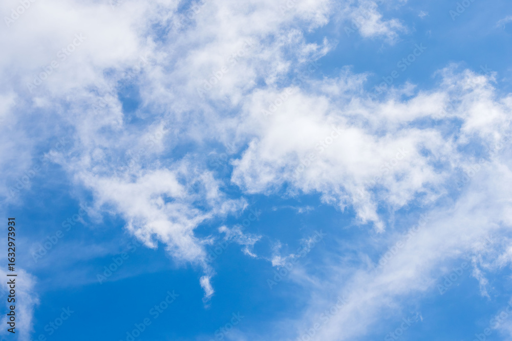 Obraz premium 夏の空 澄んだ青空と雲368