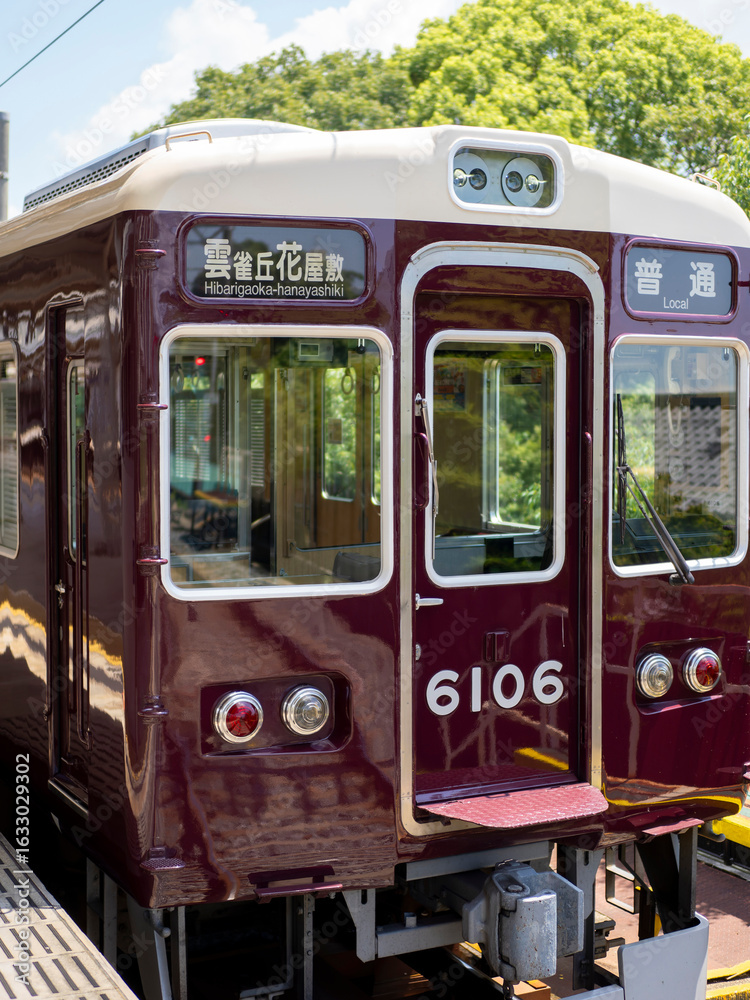Naklejka premium 阪急宝塚線の雲雀丘花屋敷行き普通電車