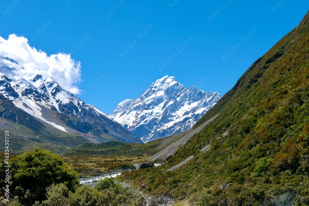 Fototapeta premium 快晴の山景色