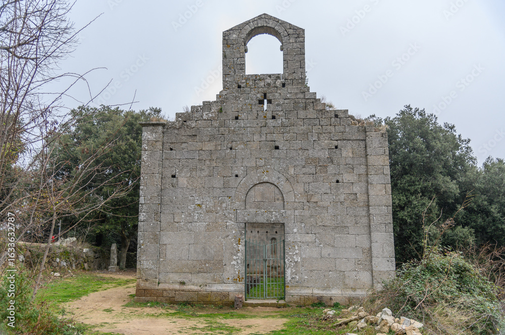 Fototapeta premium Facade and round window of the Pieve di San Giovanni church, Elba, Italy