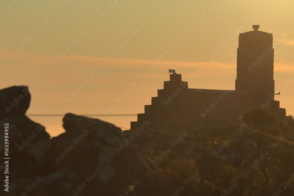 Obraz premium Silhouettes of a mountaintop cafe perched atop the iconic Table Mountain