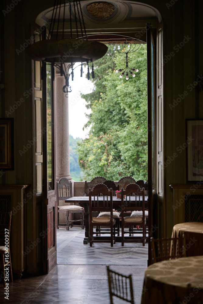 Fototapeta premium view thrue an arch in italy