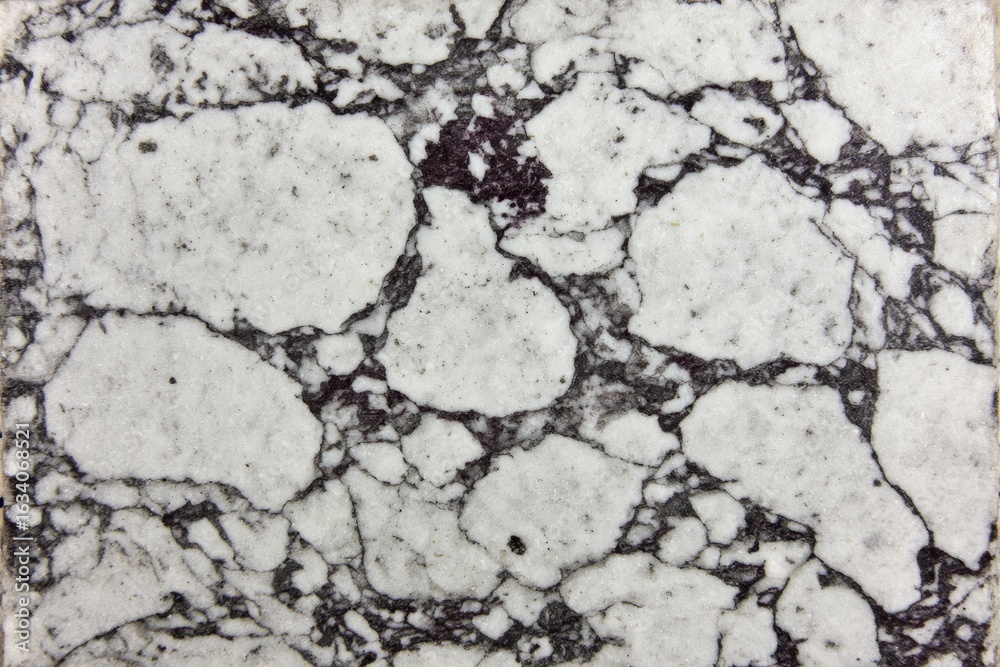 Obraz premium Close-up view of mottled white and dark gray marble