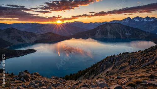 Le soleil se couche derrière les montagnes.