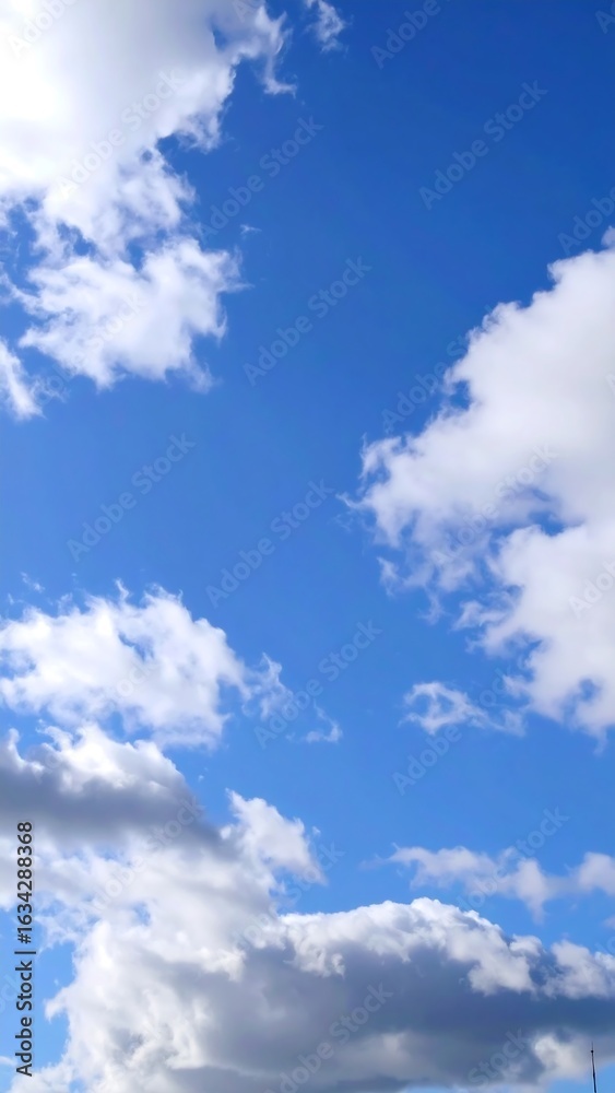 Obraz premium A vibrant, partly cloudy sky