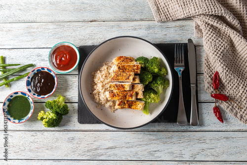 Bild auf Leinwand Grilled Chicken and Broccoli Meal