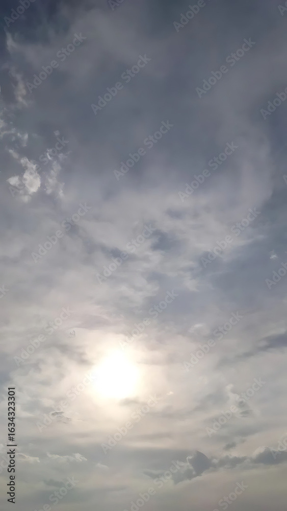 Obraz premium Sunlight Breaking Through a Cloudy Sky