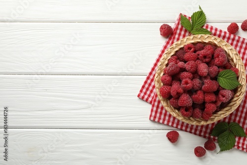 Canvas-taulu Tasty fresh ripe raspberries and leaves on white wooden table, flat lay