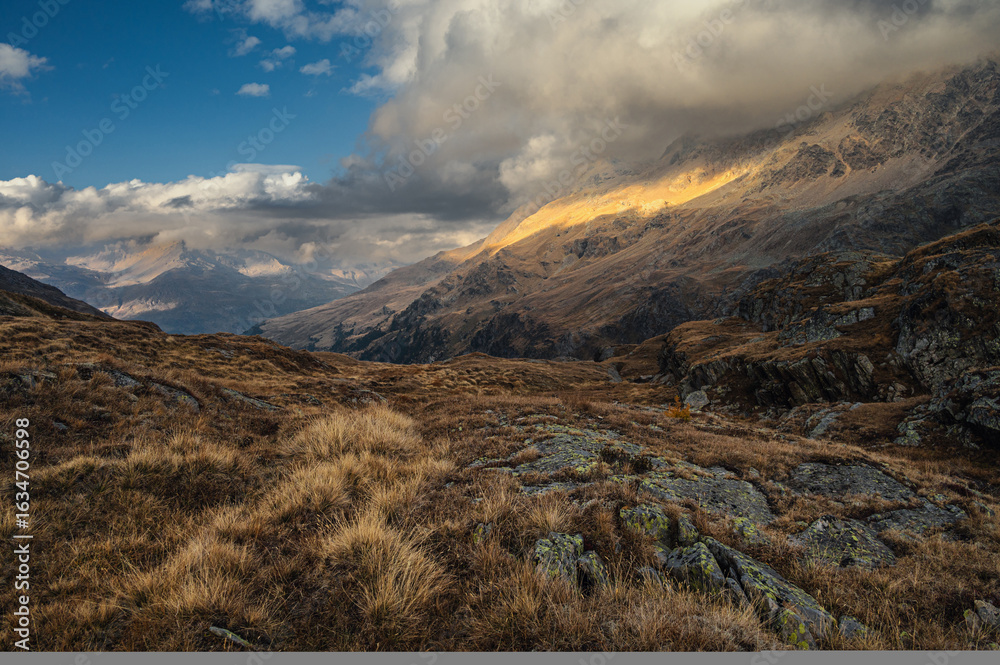 Obraz premium passo gavia landscape during an autumnal and cloudy day, santa caterina valfurva, Bormio, Sondrio