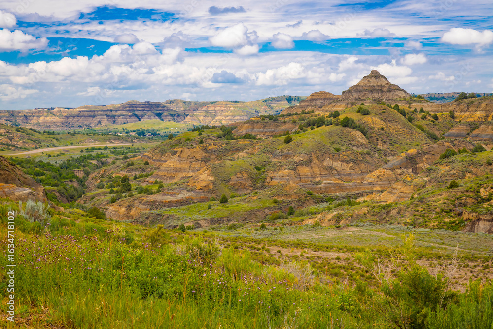 Naklejka premium Scenic Overview Mountains Landscape Roosevelt National Park North Side