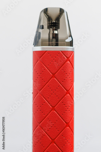 Vaper rojo con fondo blanco en vertical