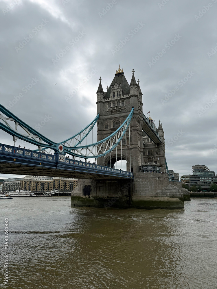 Fototapeta premium Teil der Tower Bridge in London an einem bewölkten Tag im Sommer