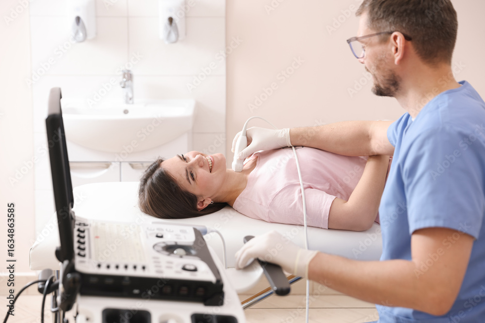 Obraz premium Sonographer conducting ultrasound examination of woman's thyroid gland in clinic