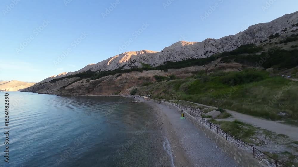Baśka - wyspa Krk - Chorwacja - piękna plaża, góry i niesamowity kolor wody nagrane dronem. Baśka - wyspa Krk - Chorwacja - piękna plaża, góry i niesamowity kolor wody nagrane dronem.