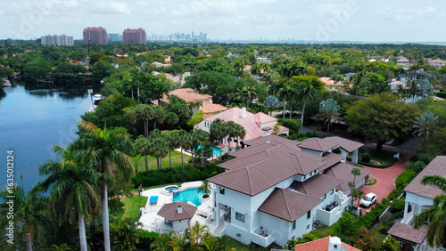 Foto Luxury waterfront amazing homes in Cocoplum, Coral Gables with Miami skyline vie