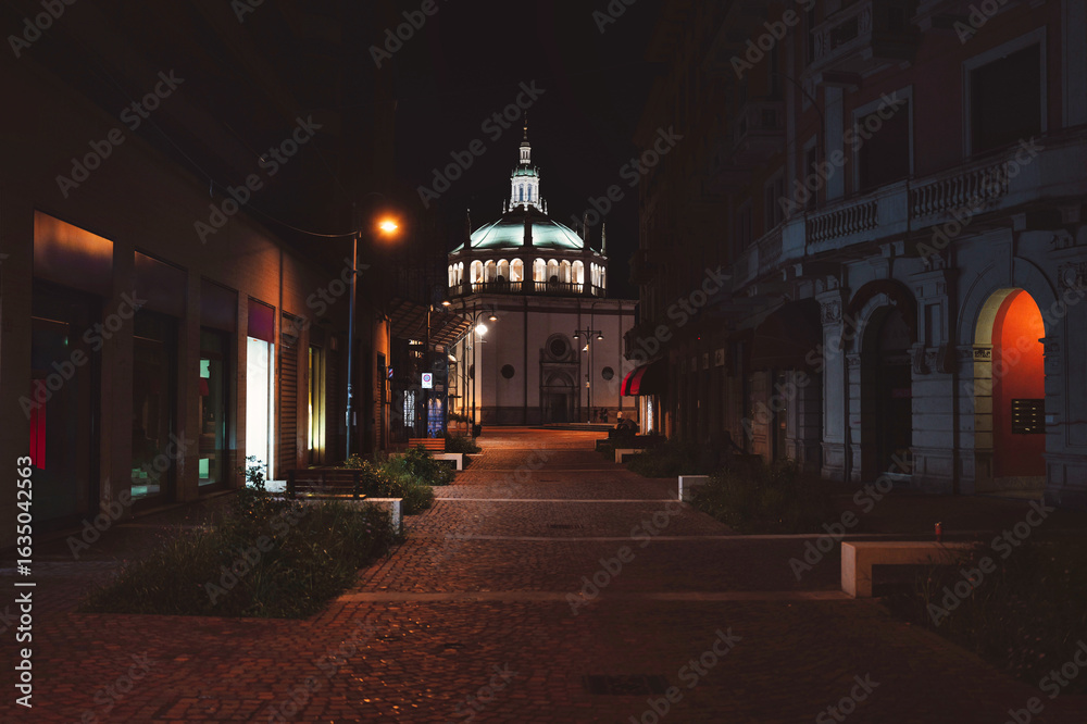 Fototapeta premium Strada che porta alla chiesa di notte