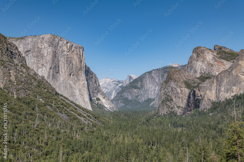 Obraz premium Tunnel View, Yosemite National Park, California. Sierra Nevada. Yosemite Valley is a glacial valley. 