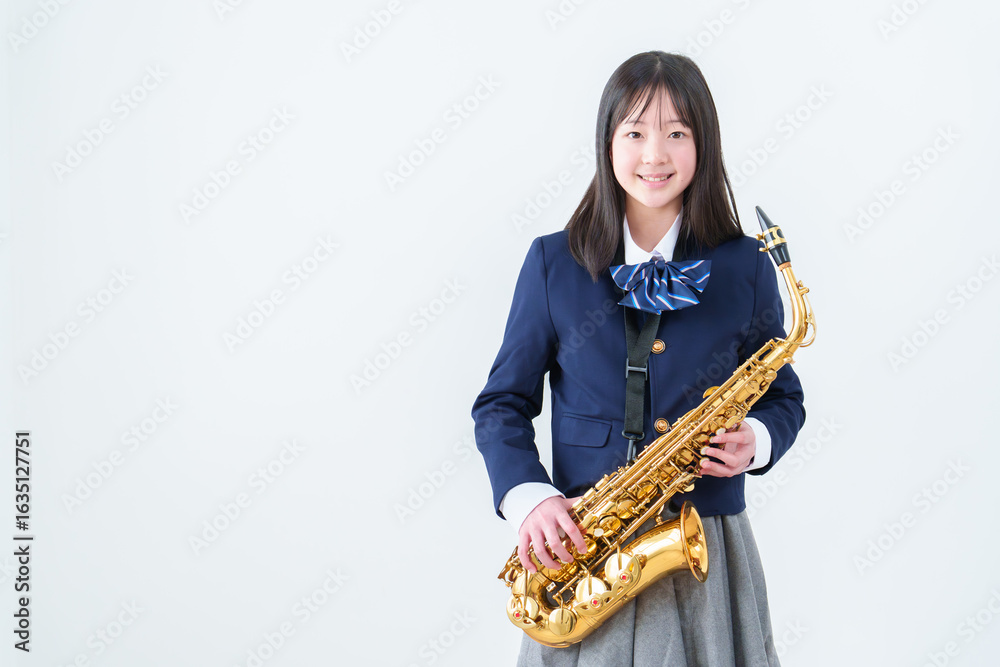 Naklejka premium サックスを持つ学生の女の子