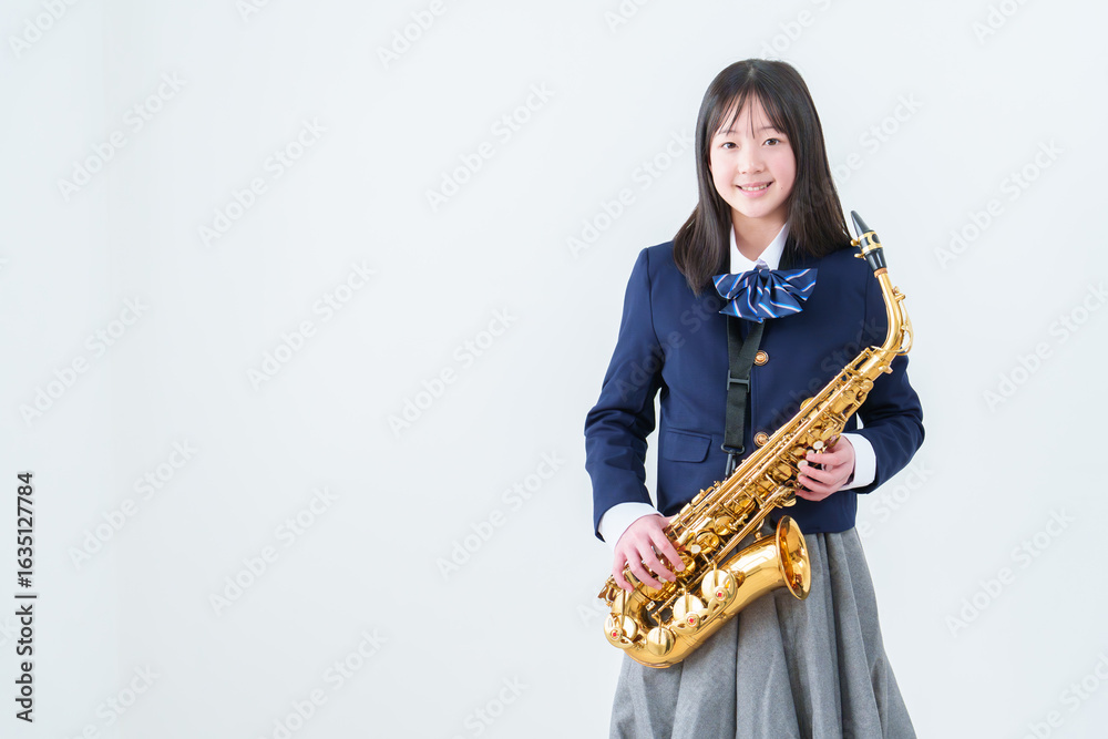Naklejka premium サックスを持つ学生の女の子