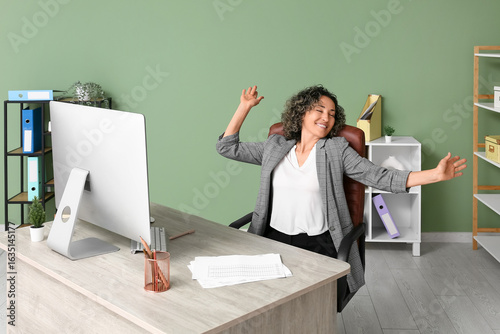 Mature happy businesswoman ...