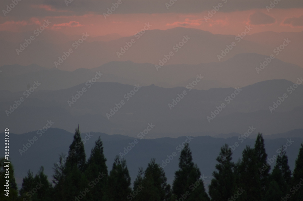 Obraz premium 夕暮れの山並み