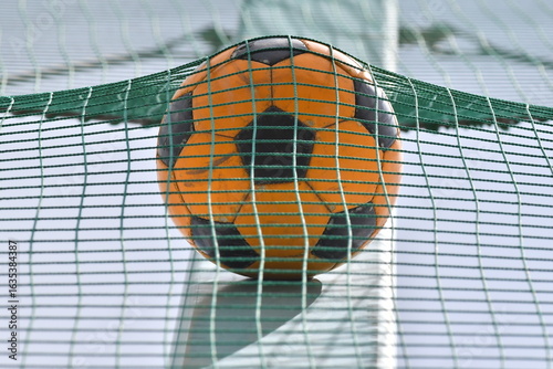 挟まったサッカーボール