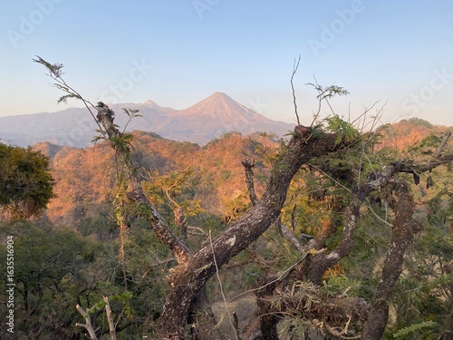 Vista del Volcan de Colima, México y naturaleza
