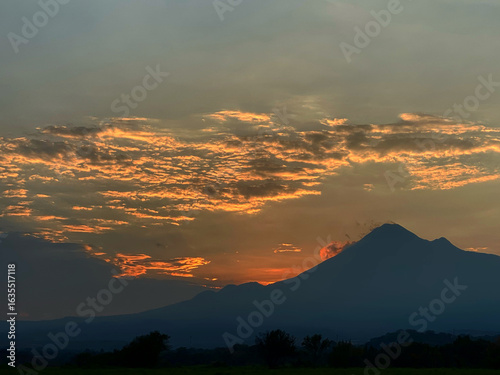 Vista del Volcan de Colima, México y naturaleza