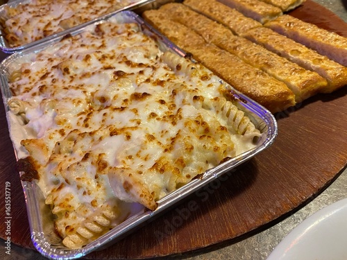 pizza en sartén, pasta y bastones de pan - estilo americano