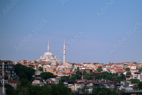 Fotomural The skyline of Istanbul, Turkey, with a prominant Mosque and tall minarets reach