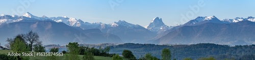 Bild auf Leinwand Panorama du pic du midi d'Ossau et des coteaux du Jurançon