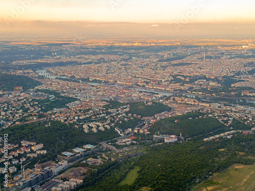 Die tschechische Hauptstadt Prag mit den Moldaubrücken vom Flugzeug aus gesehen