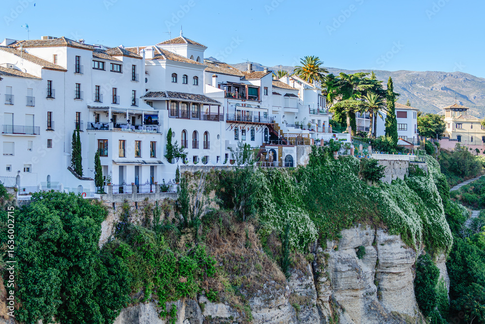 Obraz premium The picturesque town of Ronda in Spain is located on a cliff.