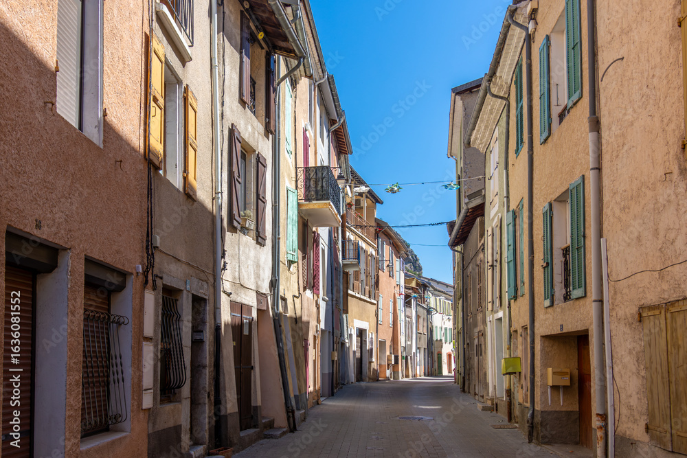 Vieilles maisons traditionnelles avec des façades et des volets colorés, dans une rue étroite de Veynes, France, ville du département français des Hautes-Alpes, en région Provence-Alpes-Côte d'Azur Vieilles maisons traditionnelles avec des façades et des volets colorés, dans une rue étroite de Veynes, France, ville du département français des Hautes-Alpes, en région Provence-Alpes-Côte d'Azur