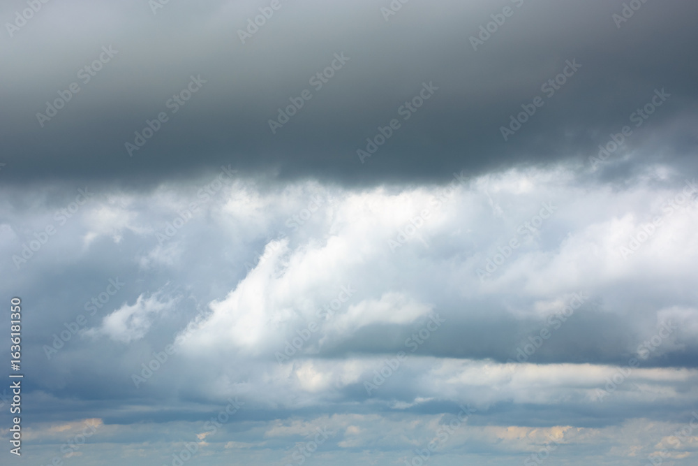 Obraz premium overcast sky nature background. cloudy weather forecast. gloomy environment. dramatic atmosphere before the rain